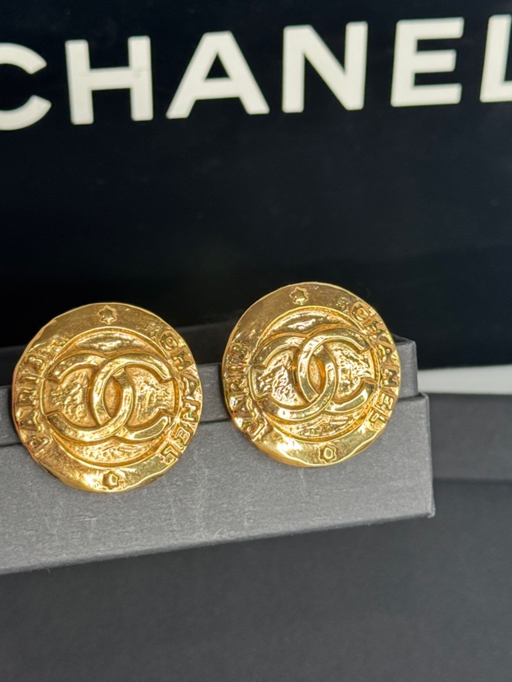 Chanel 1994 CC Logo Clip-On Earrings Gold Tone Round Vintage - Picture 5 of 12